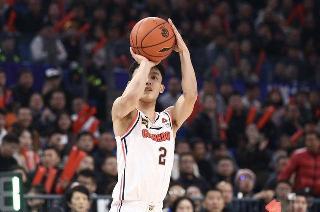 广东男篮在比赛中表现出色实现连胜