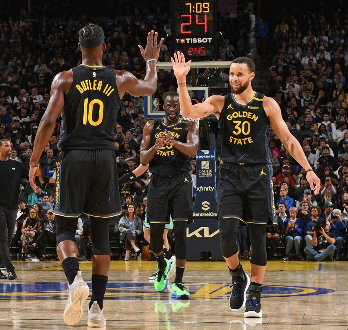 包含勇士队再胜掘金队，库里与汤普森表现出色连胜四场的词条