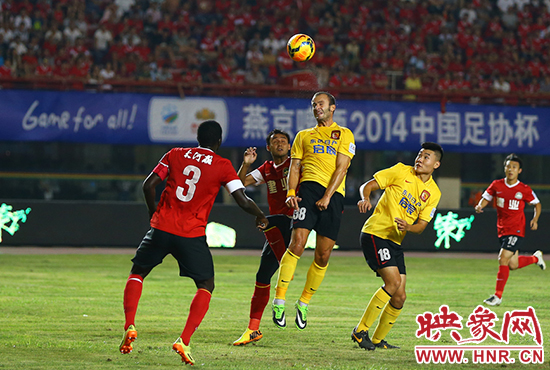 广州恒大击败河南建业,继续领跑榜首 广州恒大击败河南建业,继续领跑榜首