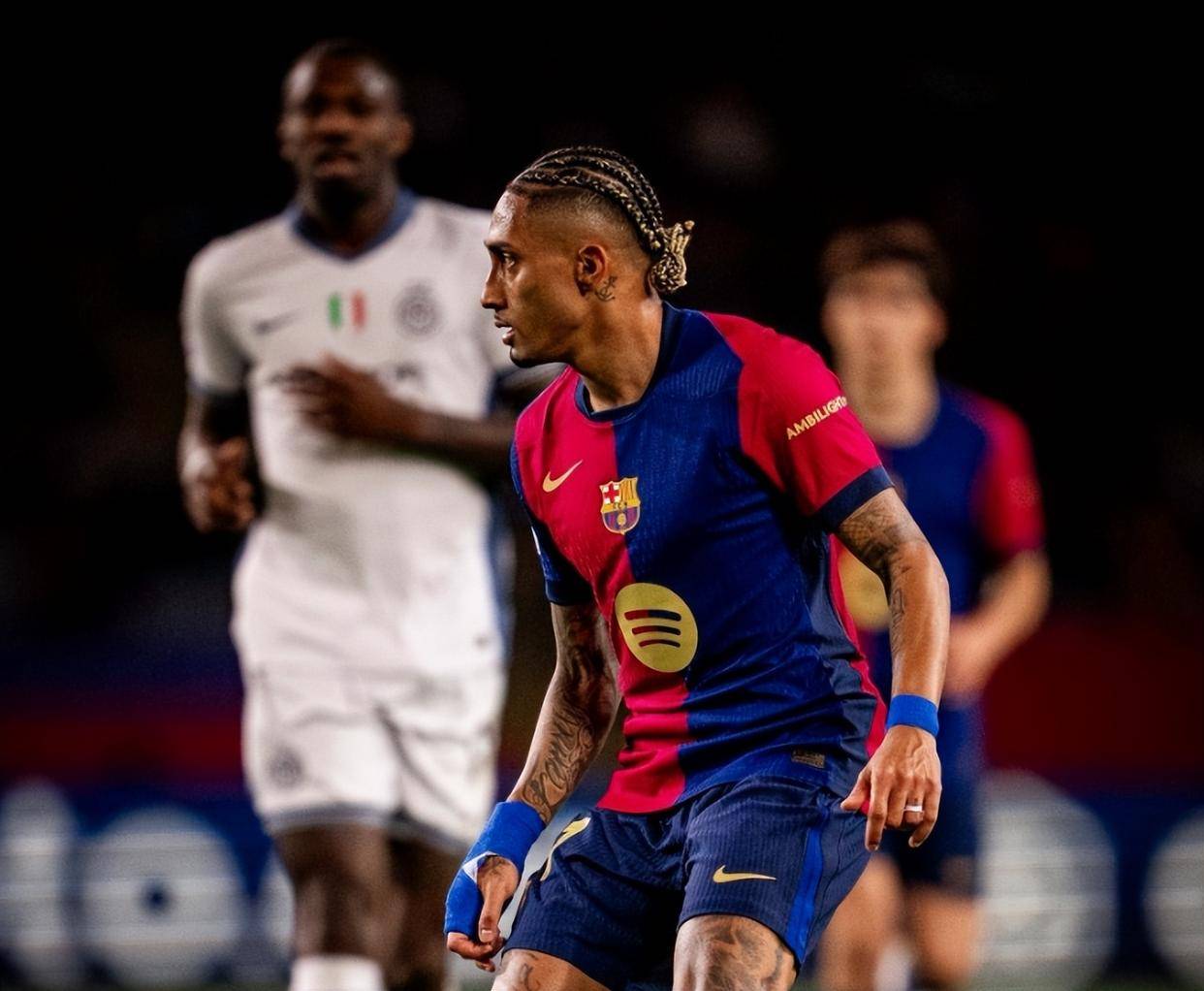 巴萨前锋独造两球奇迹，助球队轻取胜利