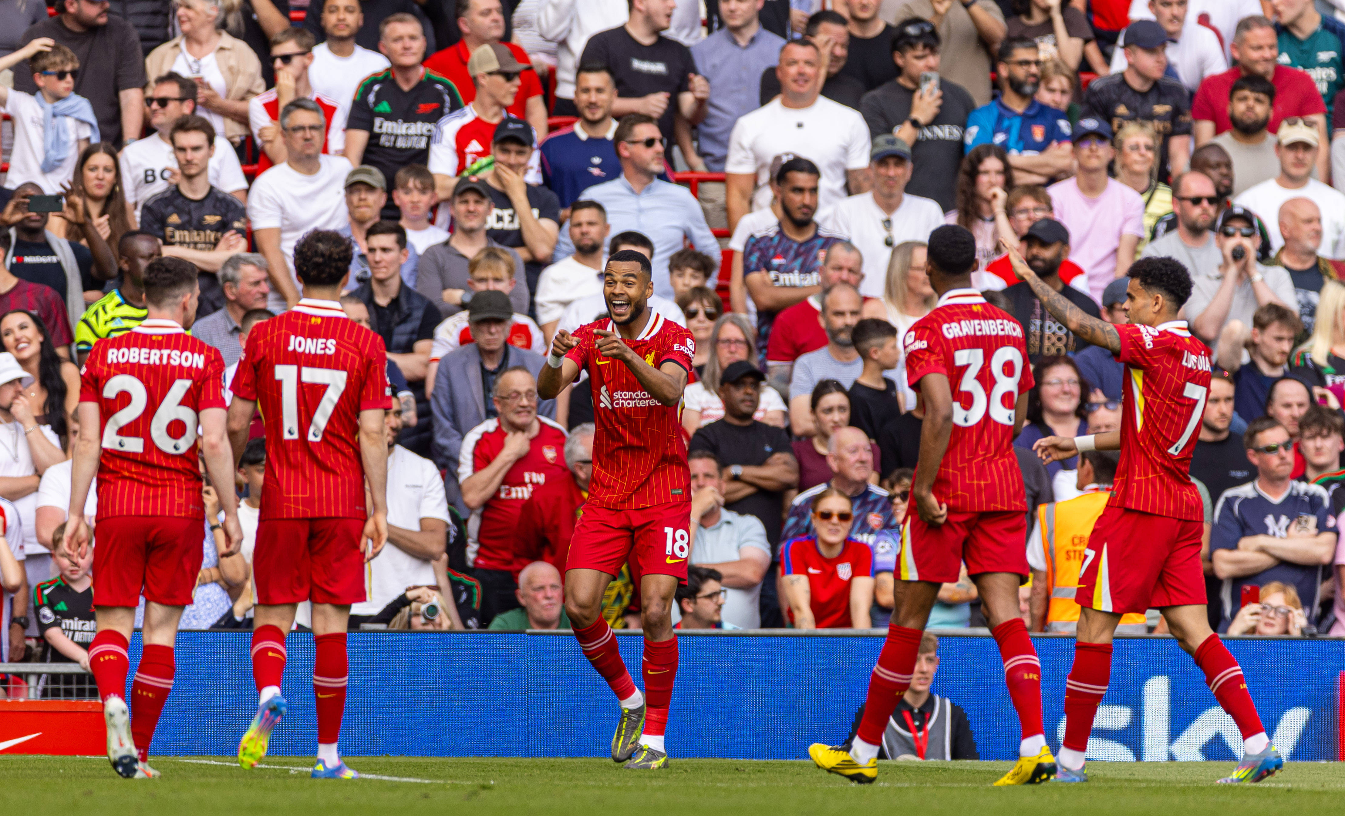 利物浦客场战平,艰难保持领先位置 利物浦客场战平,艰难保持领先位置