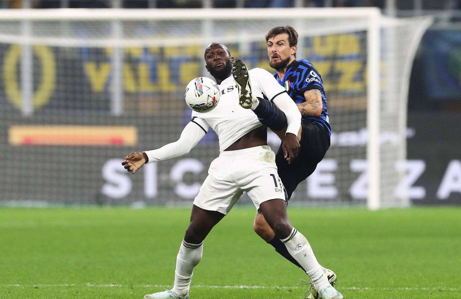 包含那不勒斯大胜，延续联赛领先优势的词条