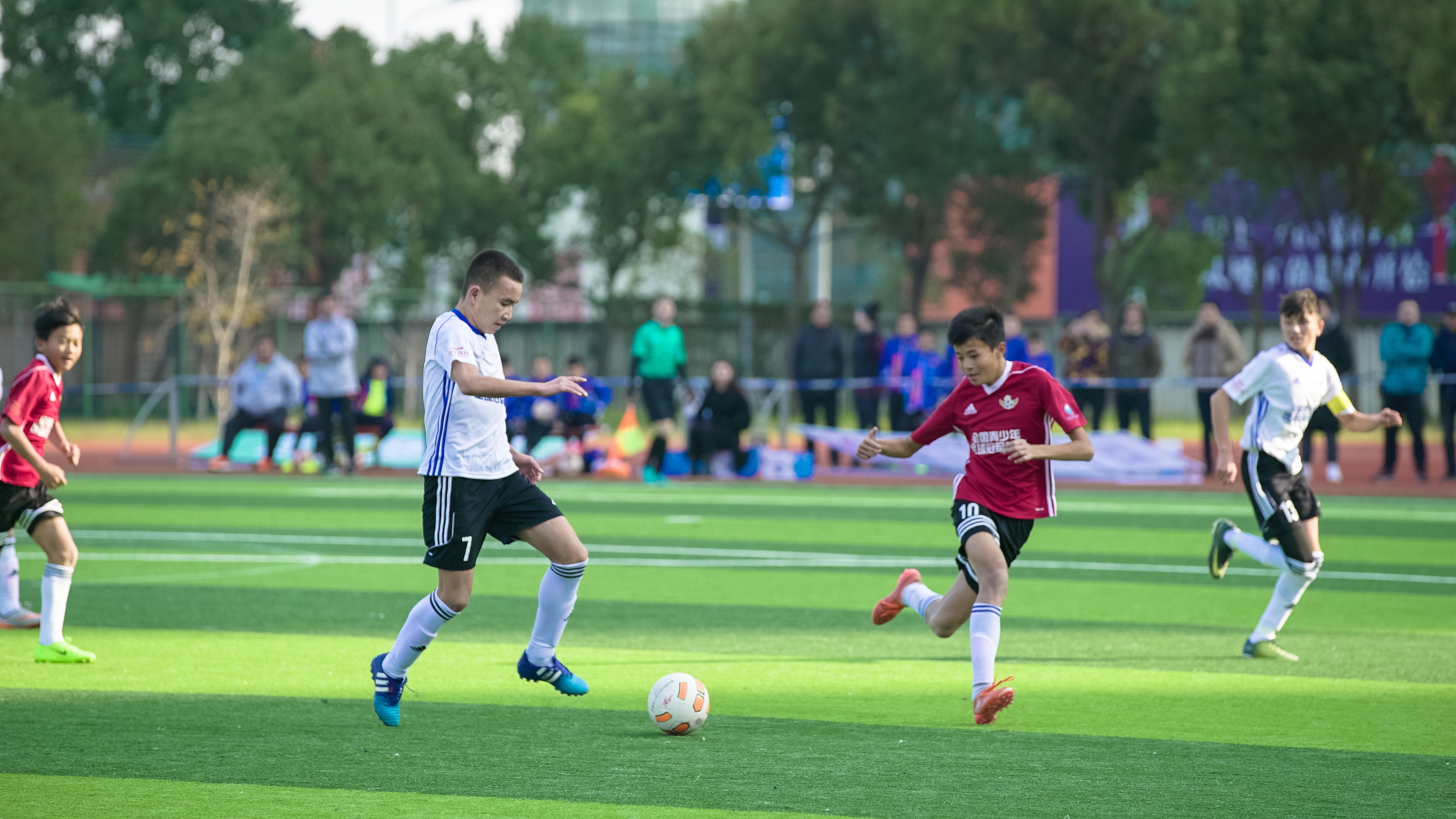 欧洲U比赛开幕，年轻球员展现技术特点