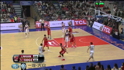 篮球比赛中球员防守技巧获好评