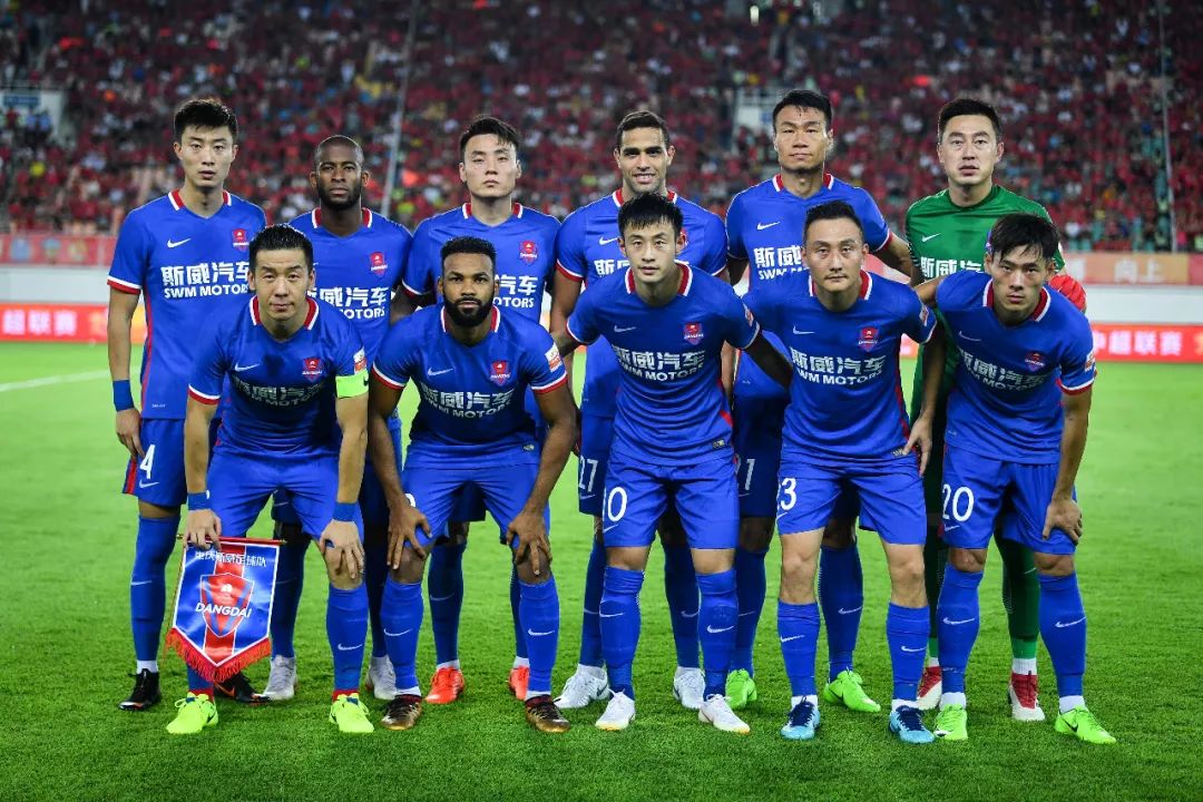 包含重庆斯威客场逆转武汉卓尔，提升积分的词条