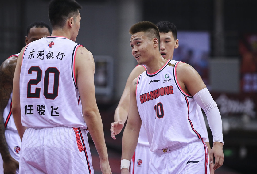 广东主场战胜青岛,常规赛遥遥领先! 广东主场战胜青岛,常规赛遥遥领先!