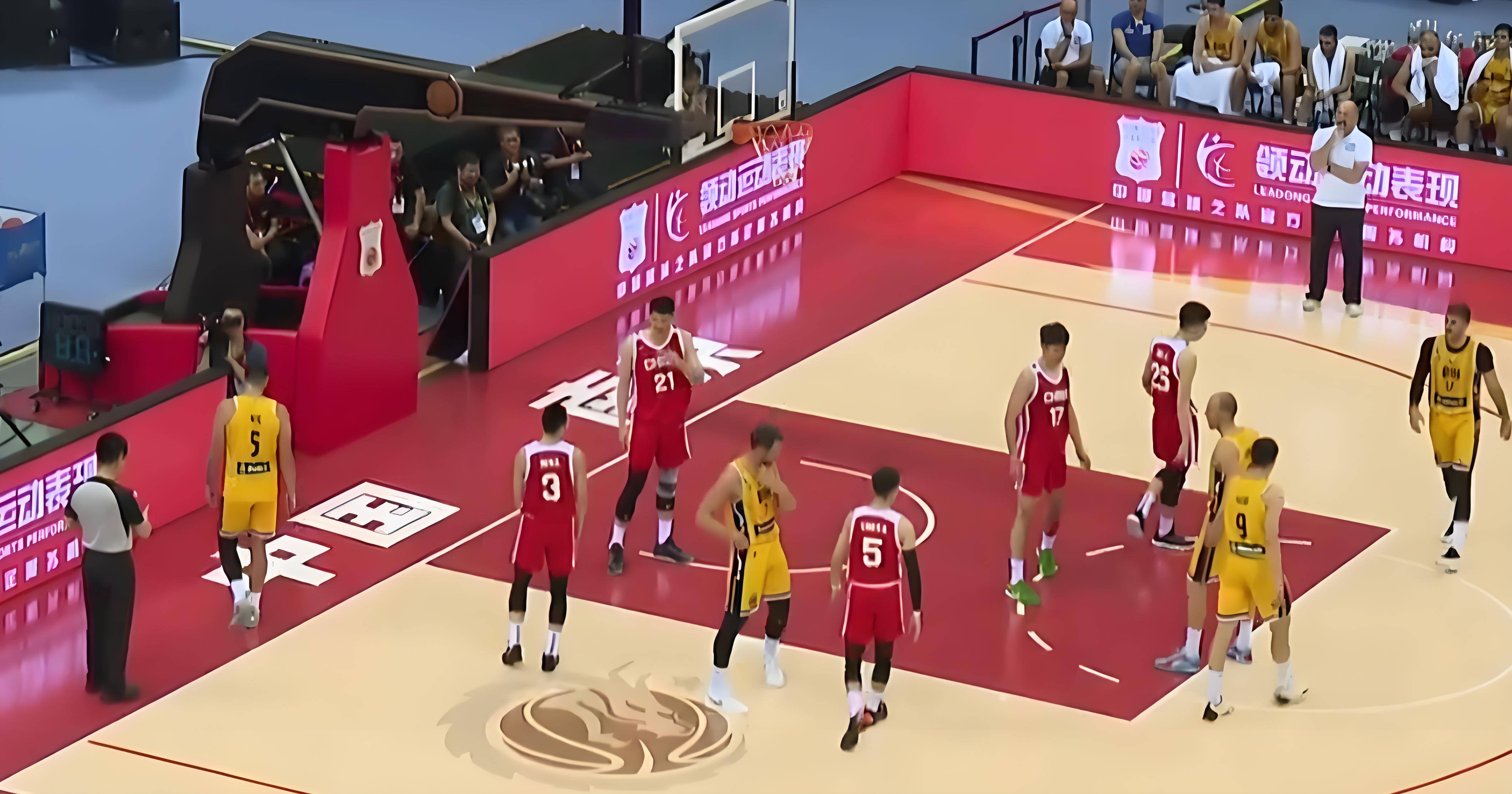 江苏男篮在主场比赛中获得胜利，球队士气高涨