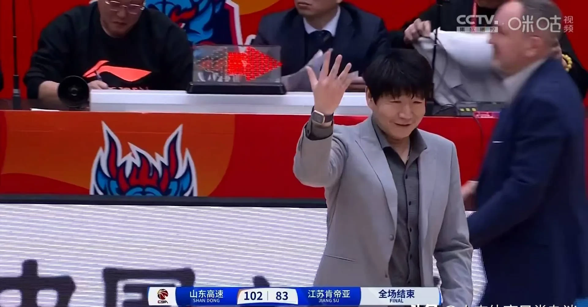 江苏男篮在主场比赛中获得胜利，球队士气高涨