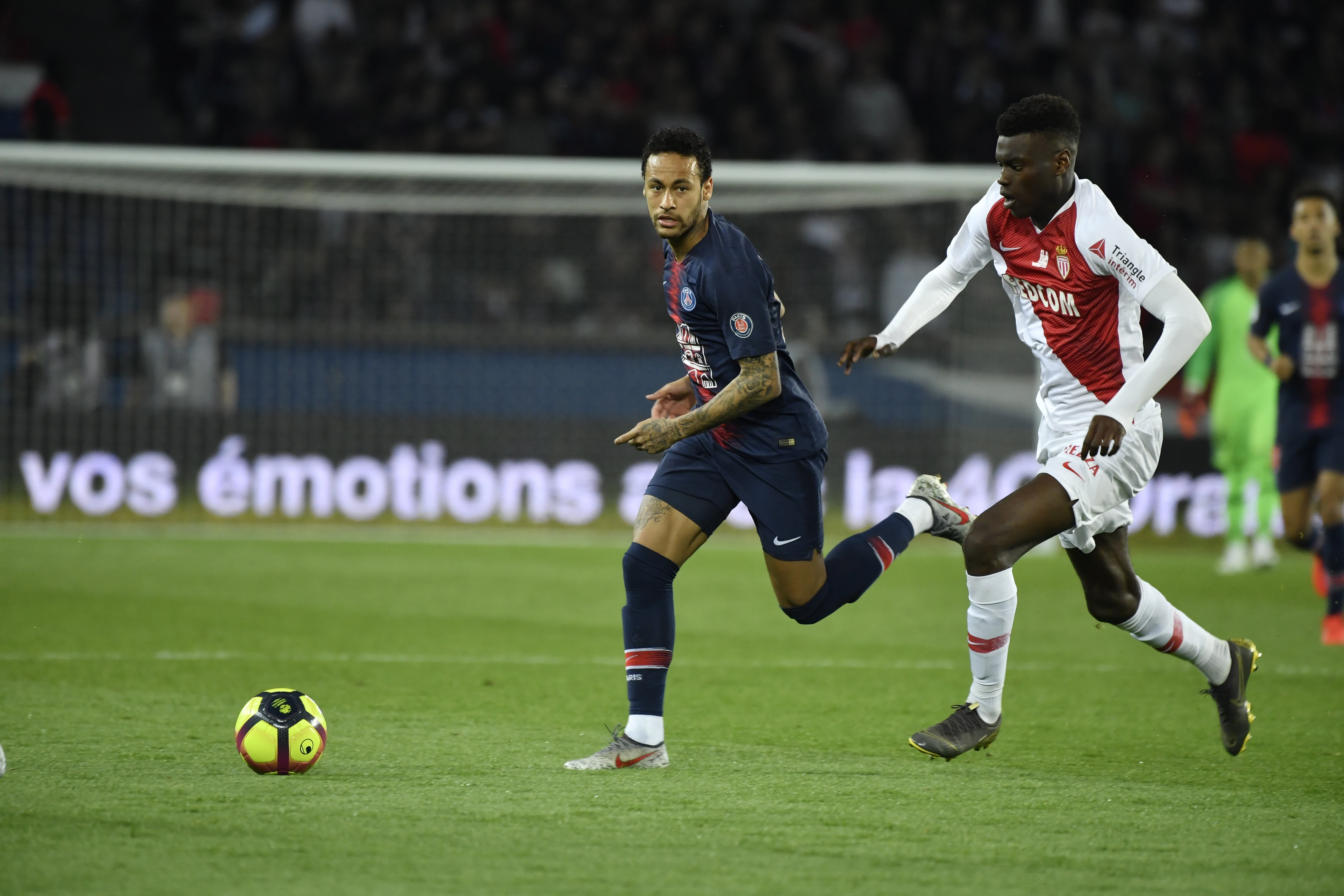 关于巴黎圣日耳曼击败马赛，提前两轮夺得法甲冠军的信息