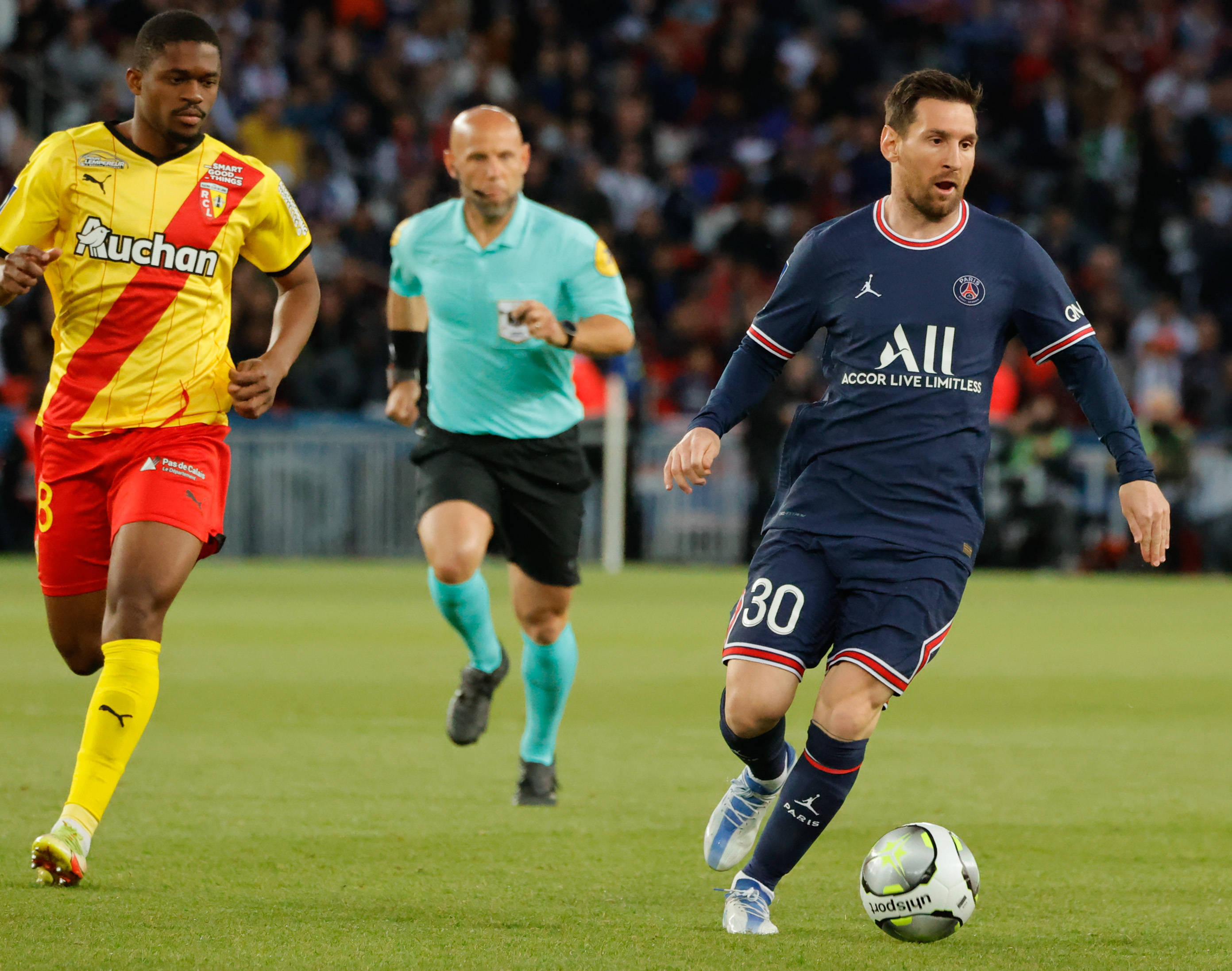 关于巴黎圣日耳曼击败马赛，提前两轮夺得法甲冠军的信息