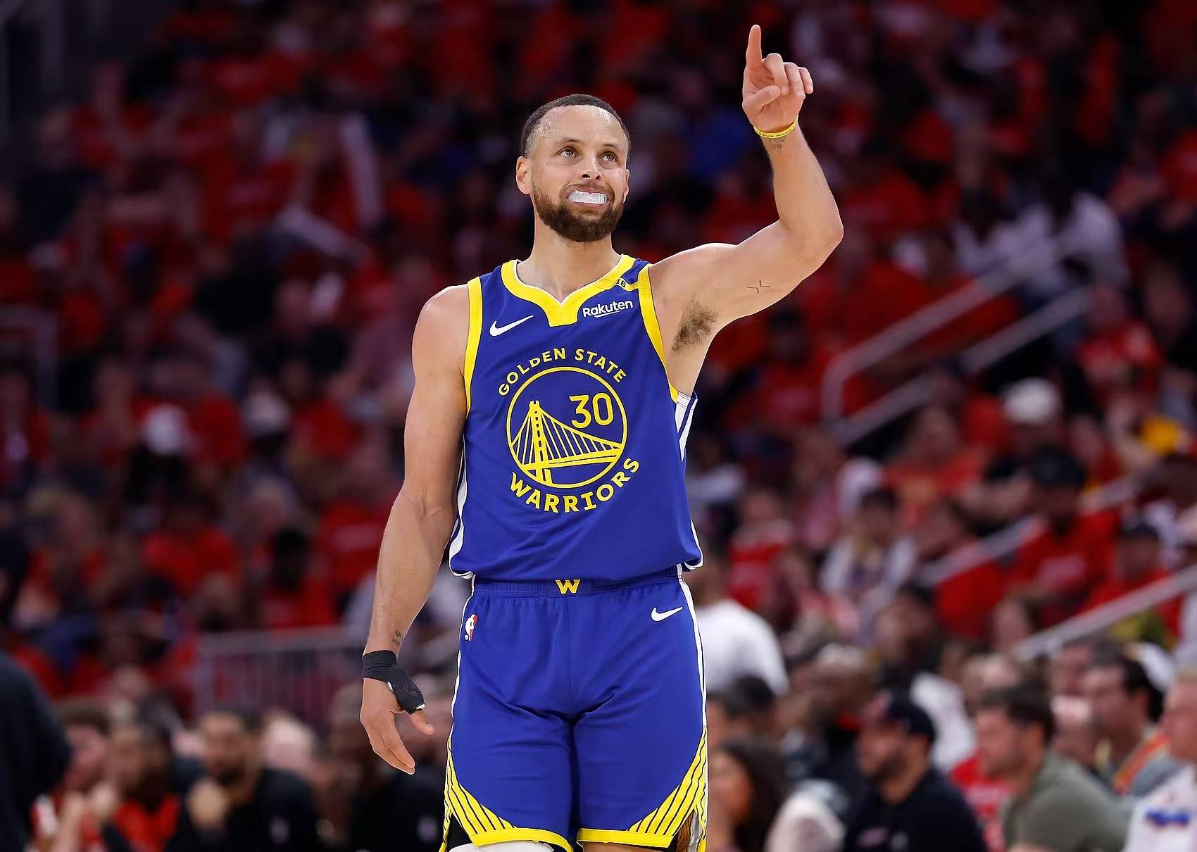 勇士主场告捷掘金，球队反击力得到提升